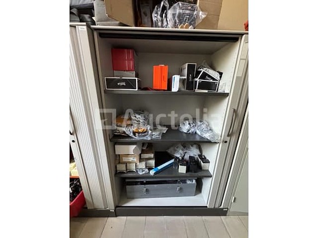 2 grijze kasten, 2 gordijndeuren. - afbeelding 2 van  2