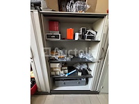 2 grijze kasten, 2 gordijndeuren. - afbeelding 2 van  2