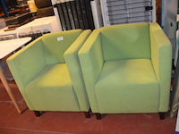 2 groen modern stoffen clubzetels