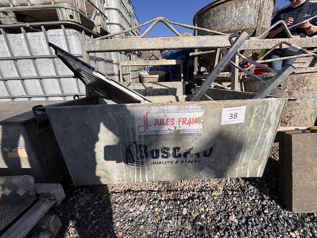 2 grote betonbakken - afbeelding 1 van  3