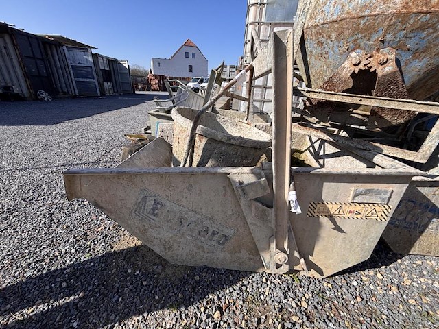 2 grote betonbakken - afbeelding 1 van  3