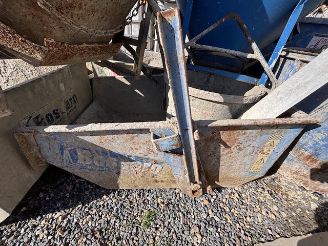 2 grote betonbakken - afbeelding 2 van  3