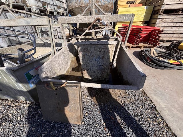 2 grote betonbakken - afbeelding 3 van  3