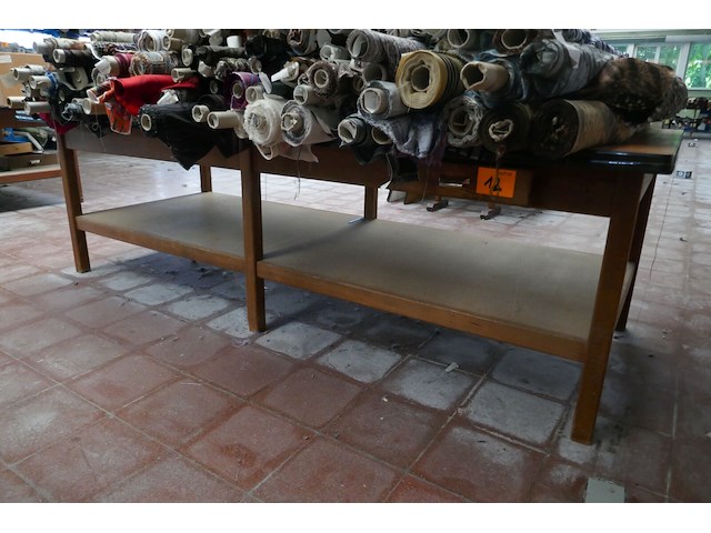 2 grote houten werktafels - afbeelding 1 van  4