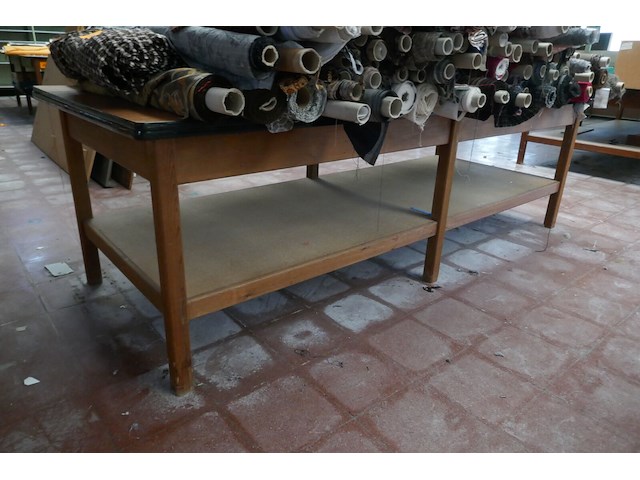 2 grote houten werktafels - afbeelding 2 van  4