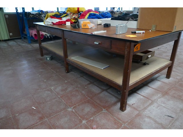 2 grote houten werktafels - afbeelding 4 van  4