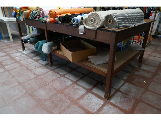 2 grote houten werktafels - afbeelding 3 van  4