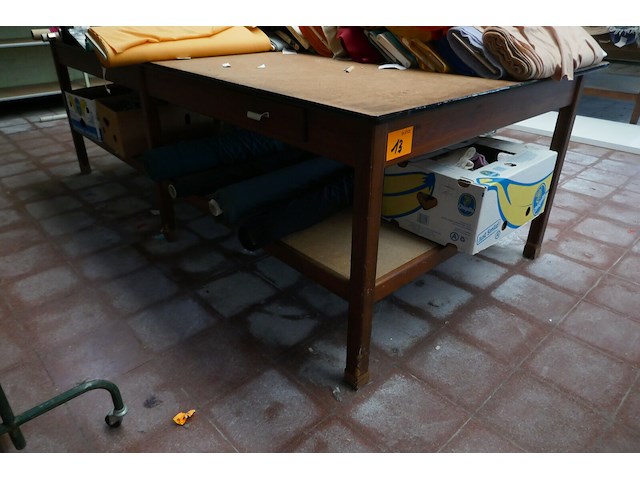 2 grote houten werktafels - afbeelding 4 van  4