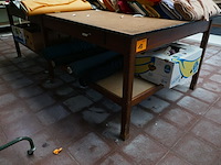 2 grote houten werktafels - afbeelding 4 van  4