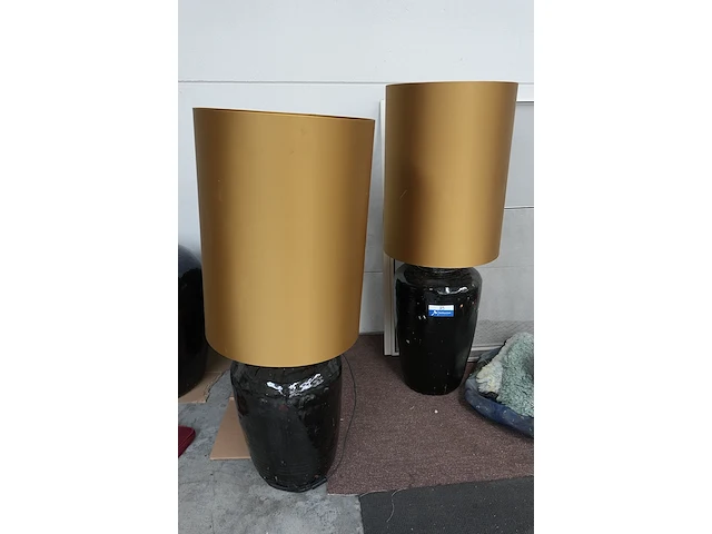 2 grote tafellampen met goudkleurige kap (124 cm) - afbeelding 1 van  5