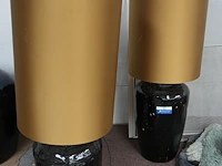 2 grote tafellampen met goudkleurige kap (124 cm) - afbeelding 1 van  5