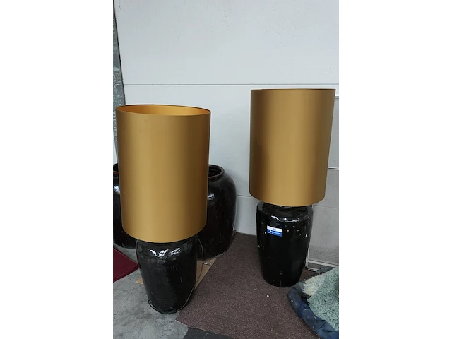2 grote tafellampen met goudkleurige kap (124 cm) - afbeelding 2 van  5