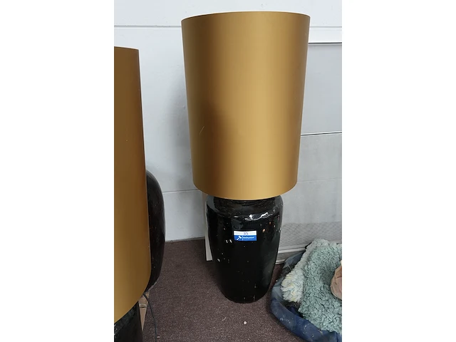 2 grote tafellampen met goudkleurige kap (124 cm) - afbeelding 5 van  5