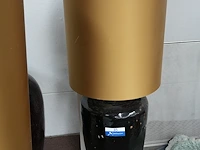 2 grote tafellampen met goudkleurige kap (124 cm) - afbeelding 5 van  5