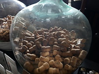 2 grote vazen met champagnekurken + plexi tafelbordjes - afbeelding 3 van  3