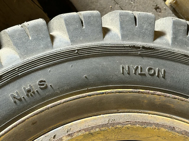 2 heftruckvelgen met band - afbeelding 6 van  7