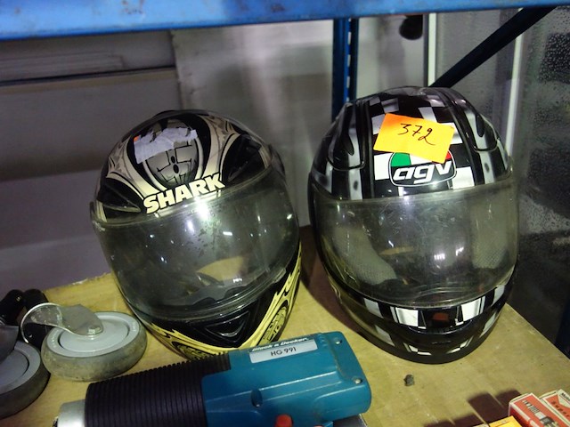 2 helmen - afbeelding 1 van  1