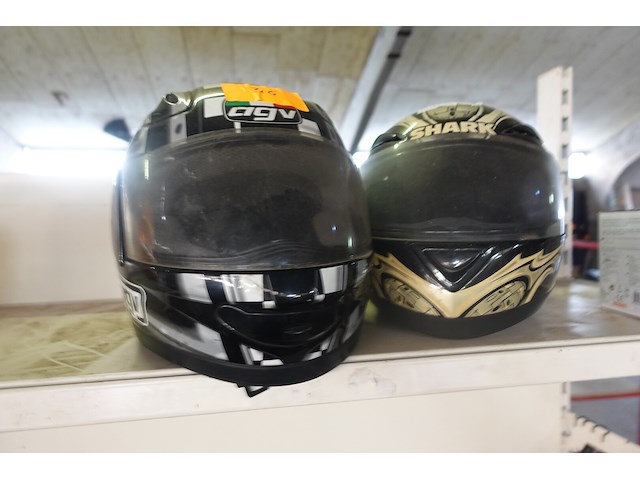 2 helmen - afbeelding 2 van  2