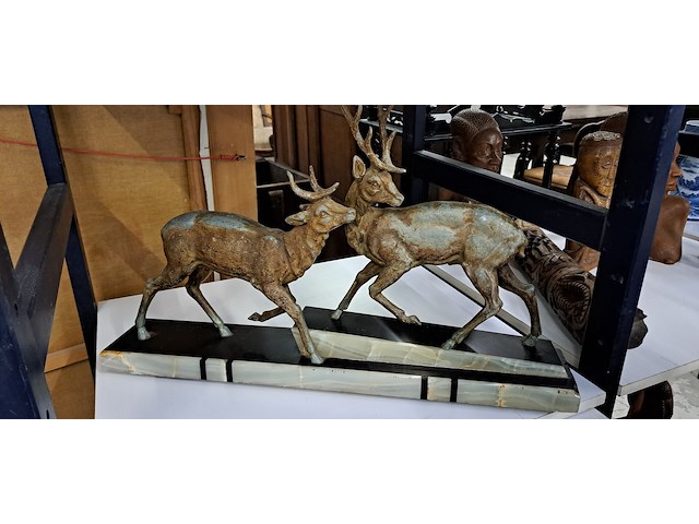 2 herten op marmeren voet - afbeelding 1 van  2