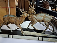 2 herten op marmeren voet - afbeelding 1 van  2