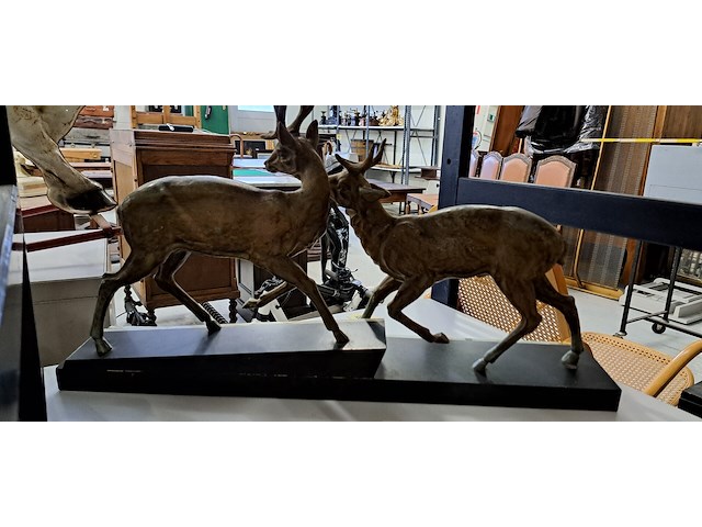 2 herten op marmeren voet - afbeelding 2 van  2