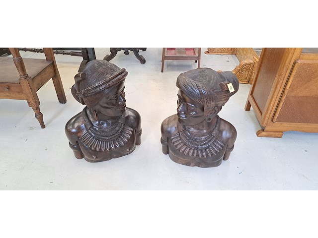 2 houten bustes - afbeelding 1 van  3