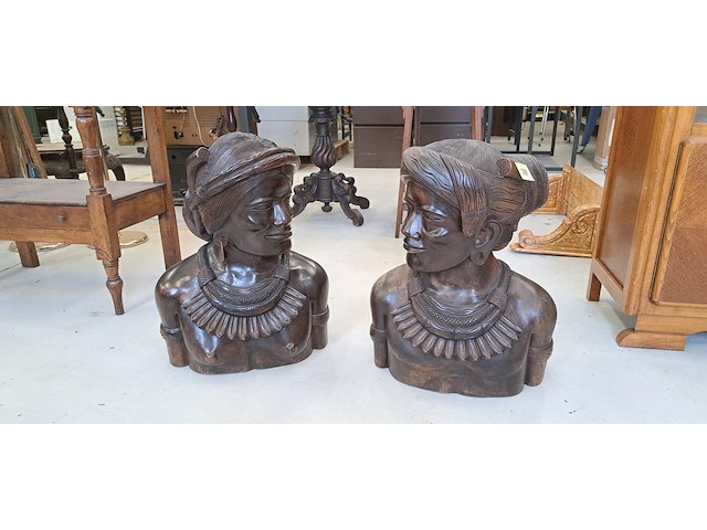 2 houten bustes - afbeelding 2 van  3