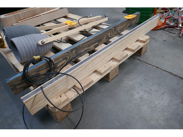 2 houten hanglampen balk met led lichtstrip dassein - afbeelding 1 van  4