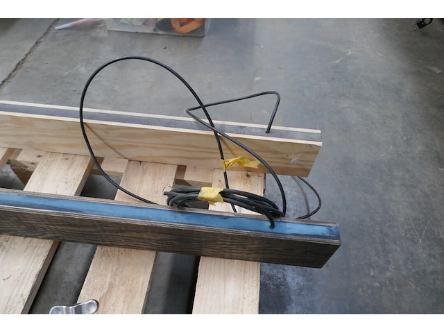 2 houten hanglampen balk met led lichtstrip dassein - afbeelding 3 van  4