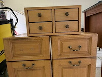 2 houten kastjes + ladekastjes - afbeelding 1 van  3