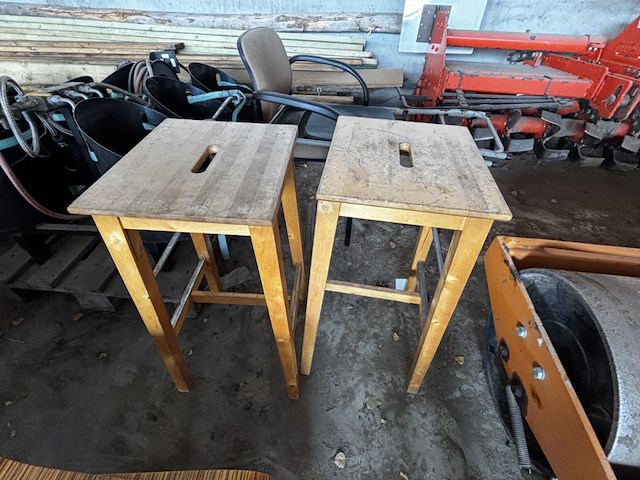 2 houten krukken - afbeelding 1 van  1