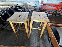 2 houten krukken - afbeelding 1 van  1