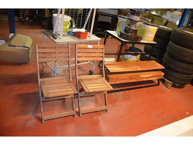2 houten plooistoelen, tv meubel met 2 laden - afbeelding 1 van  7