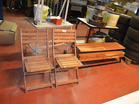 2 houten plooistoelen, tv meubel met 2 laden