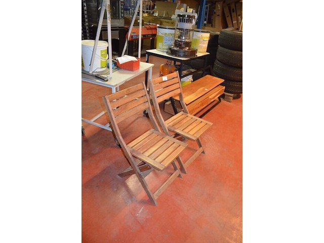 2 houten plooistoelen, tv meubel met 2 laden - afbeelding 3 van  7