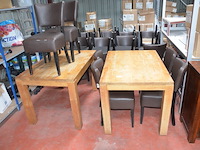 2 houten tafels afm. 120x80x75cm, 22 stoelen bruin leder mar meubelen (7,29)