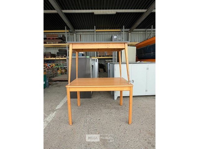 2 houten tafels - afbeelding 2 van  2