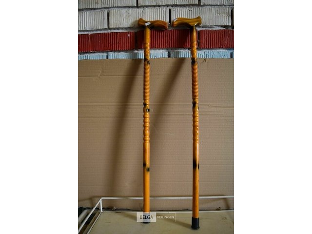 2 houten wandelstokken - afbeelding 1 van  1