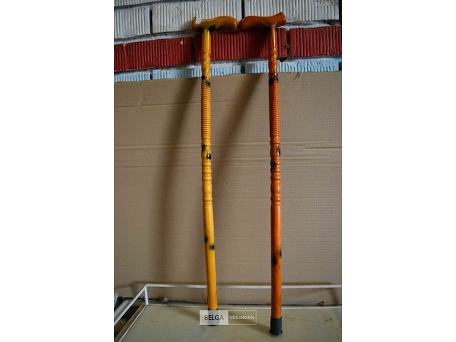2 houten wandelstokken - afbeelding 1 van  1