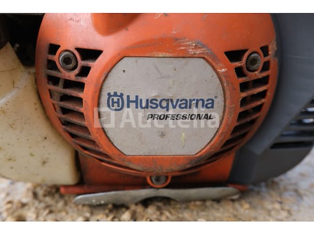 2 husqvarna benzine borstelschaar, onleesbaar model - afbeelding 2 van  8