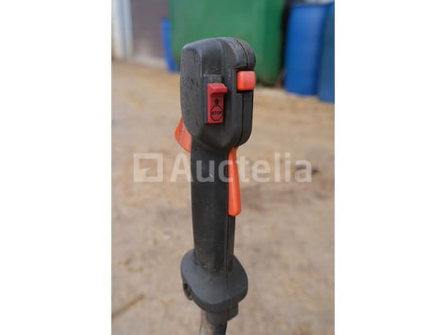 2 husqvarna benzine borstelschaar, onleesbaar model - afbeelding 7 van  8