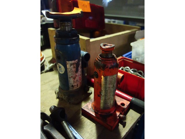 2 hydraulische krikken - afbeelding 1 van  1