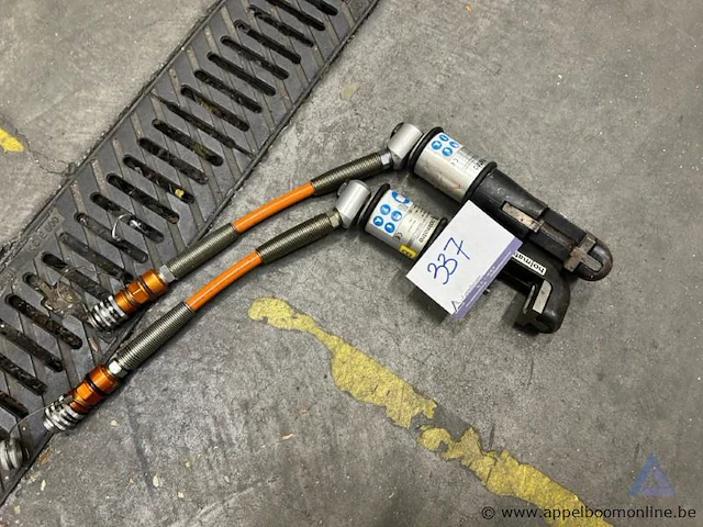 2 hydraulische scharen holmatro, minicutter hts, bouwjaar 2011, maximale druk 72 mpa, maximale capaciteit 78.5 kn. werking niet gekend. - afbeelding 1 van  2