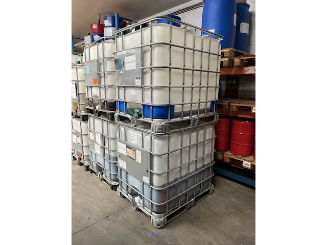 2 ibc-containers met motor- en hydrauliekolie - afbeelding 1 van  5