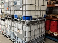 2 ibc-containers met motor- en hydrauliekolie