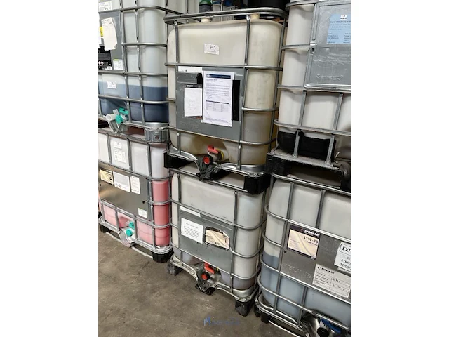 2 ibc-containers met motor- en transmissieolie - afbeelding 1 van  5