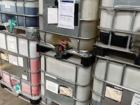 2 ibc-containers met motor- en transmissieolie