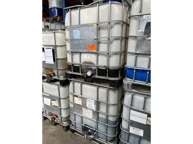 2 ibc-containers met transmissie- en multifunctionele olie - afbeelding 1 van  5