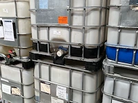 2 ibc-containers met transmissie- en multifunctionele olie