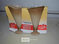 2 ijskopjes in hoornvorm - afbeelding 1 van  3